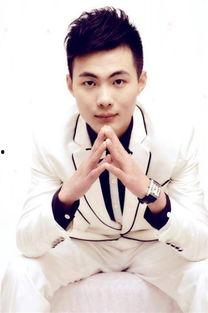 何嵩个人资料,才华横溢的音乐才子，演绎独特音乐风格